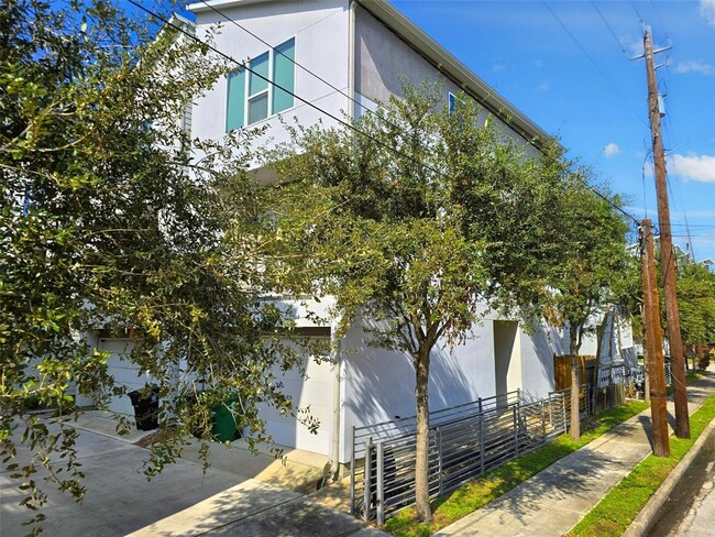 Building Photo - 617 Bayou St