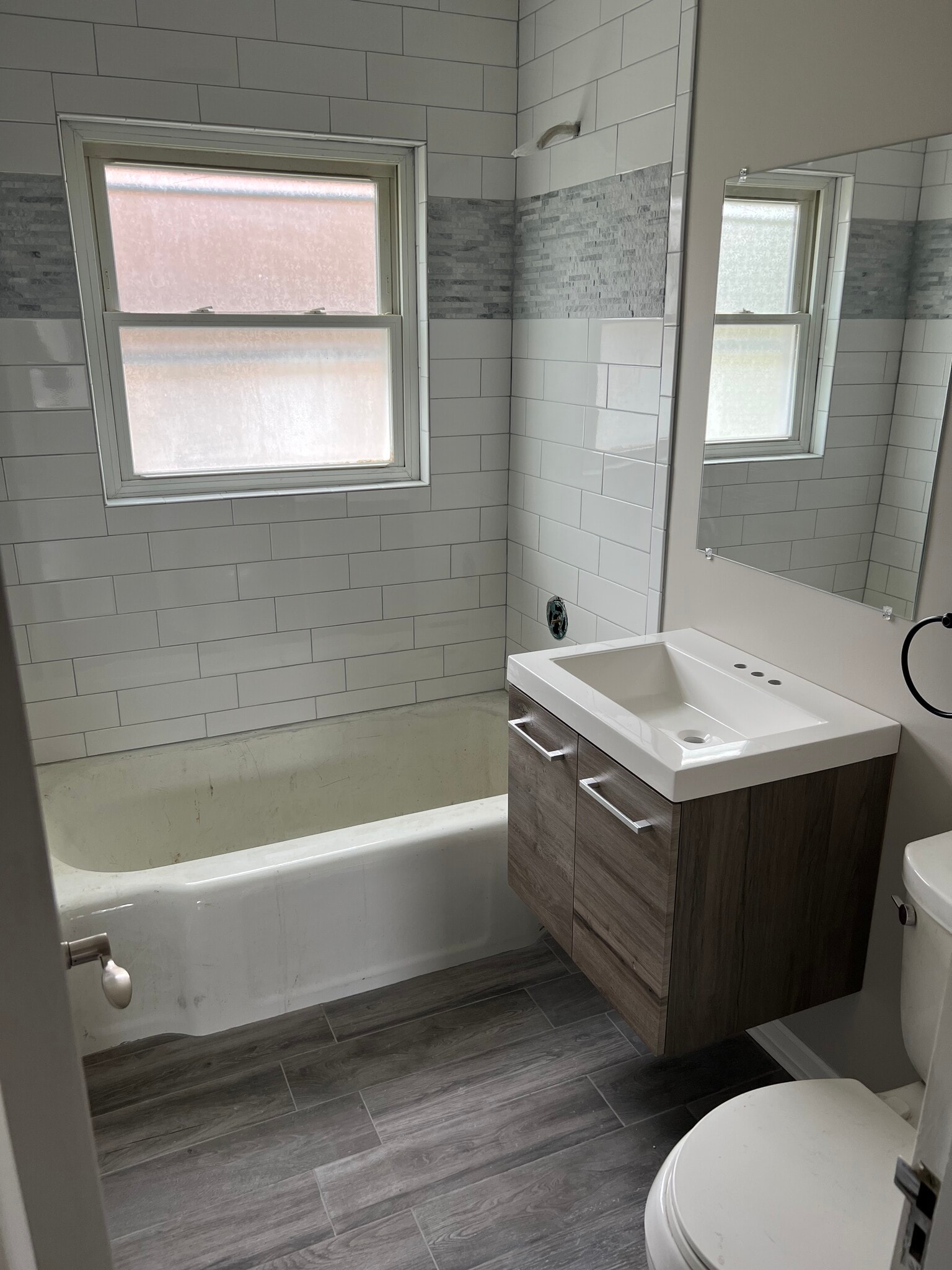 Building Photo - 1050 W Touhy Ave