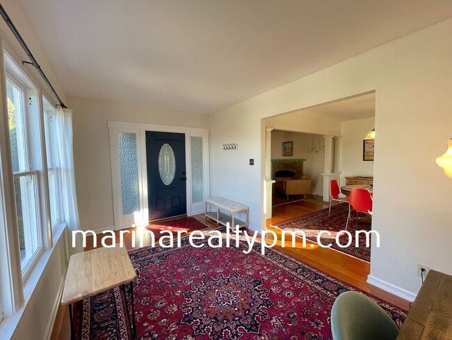 Building Photo - Welcome to this stunning 3 Bedroom 2 Bath ...