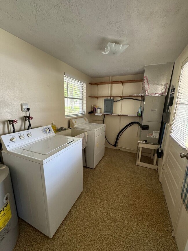 Building Photo - Two bedroom one bathroom home