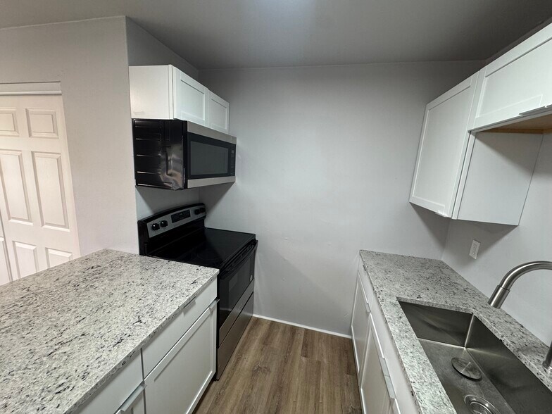 Kitchen - 616 E State St