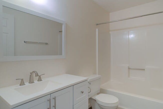 Building Photo - 4 bedroom / 2 1/2 Bath. Undergrad Welcome. Off Street Parking, Bus Route