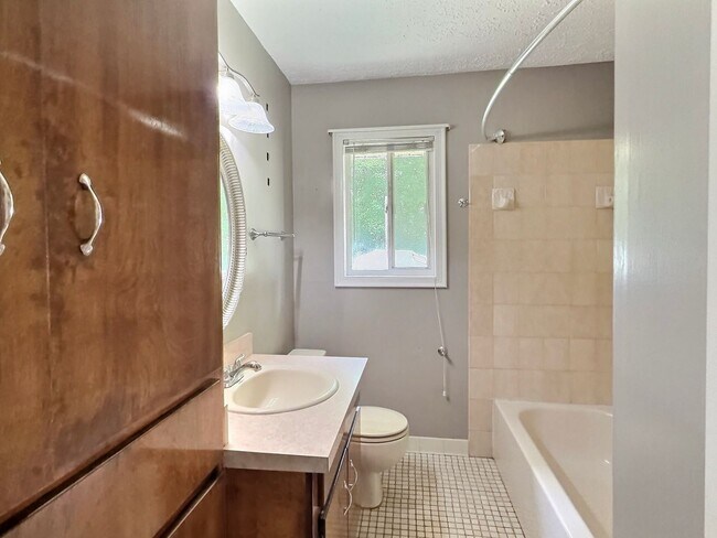 Building Photo - 3 Bed, 1 Bath in Montgomery close to Maxwell!