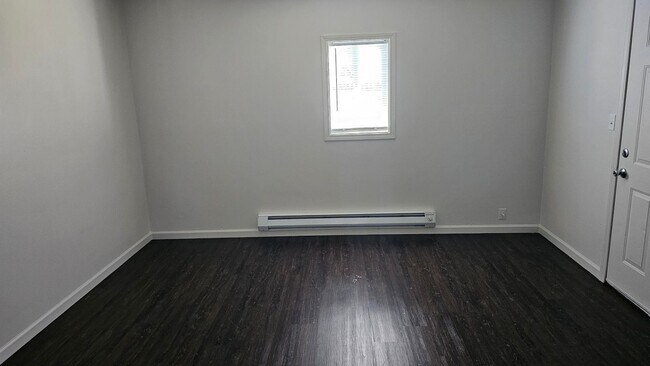 Building Photo - Spacious 4-Bedroom Home – New Updates, Fen...