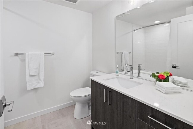 Building Photo - 3 Bedroom Townhome in Seattle