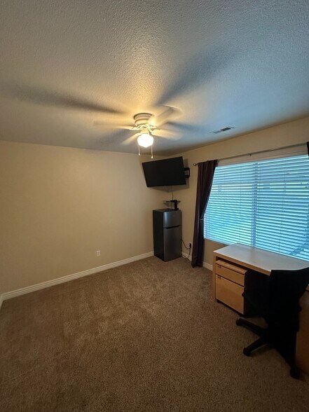 Building Photo - 1097 W 350 S
