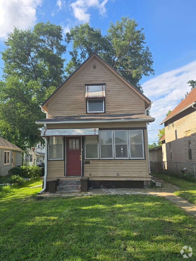 Building Photo - Charming 3-Bedroom Home Near Downtown – Av...