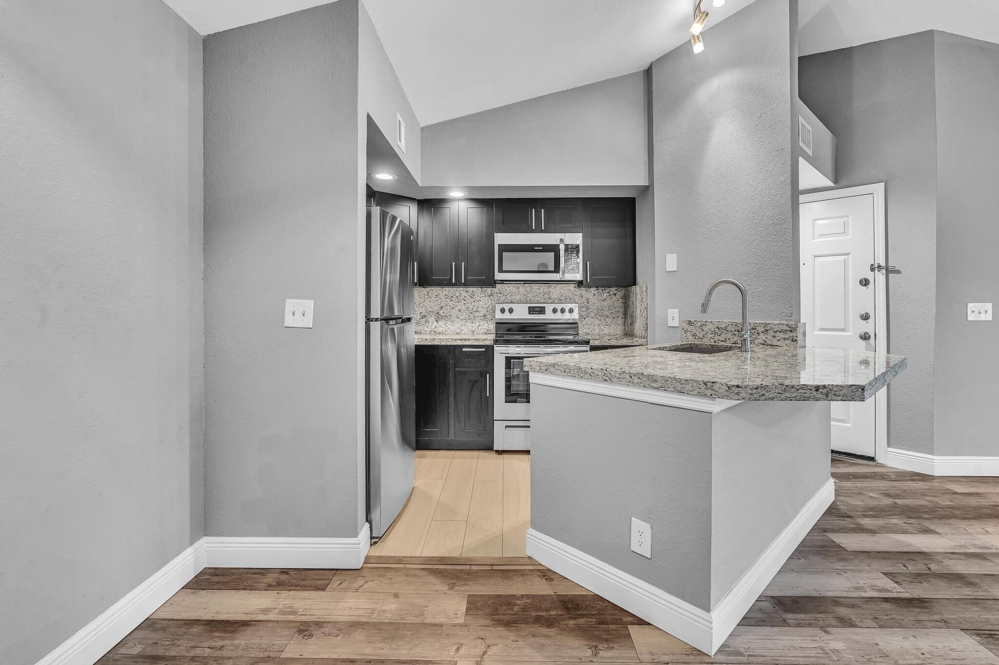 Building Photo - 3300 Pinewalk Dr N