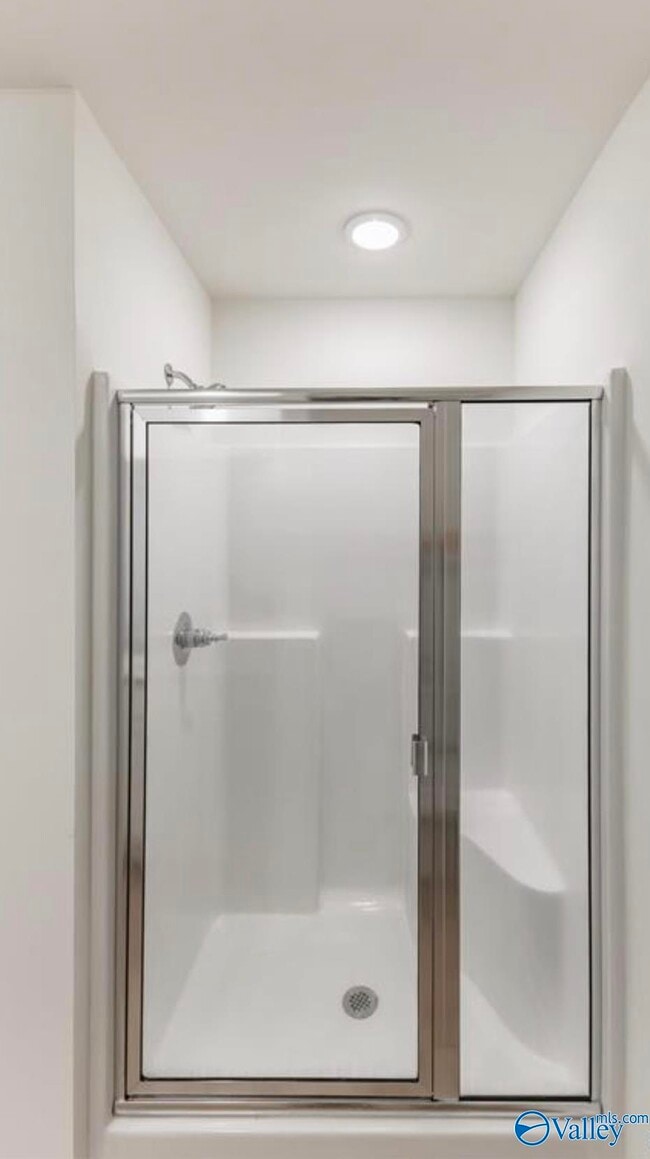 Building Photo - 418 Falls Pointe