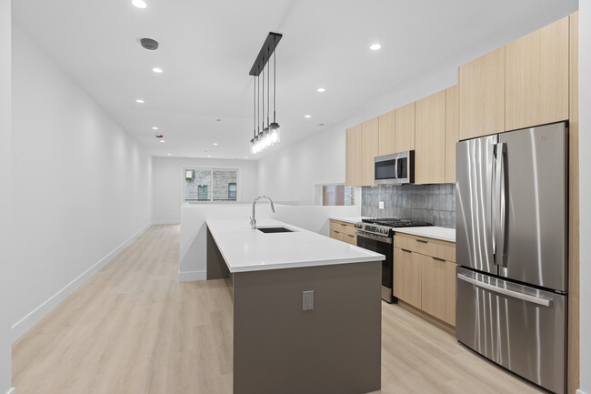 Building Photo - 904 W Dakin St