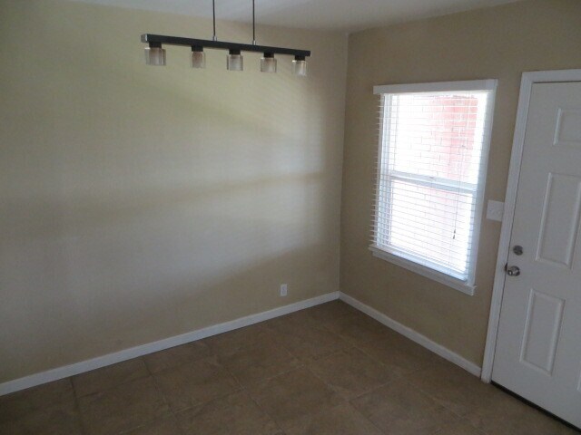 Building Photo - Country Home, 4BR+ Den/2BA, Blt 1960’s - L...