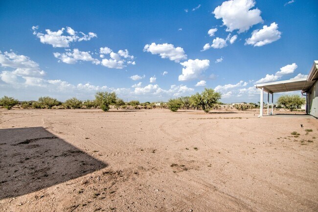Building Photo - Large 1 + Acre Lot with 3 bedroom home in ...