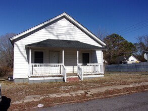 Building Photo - 526 Leslie St