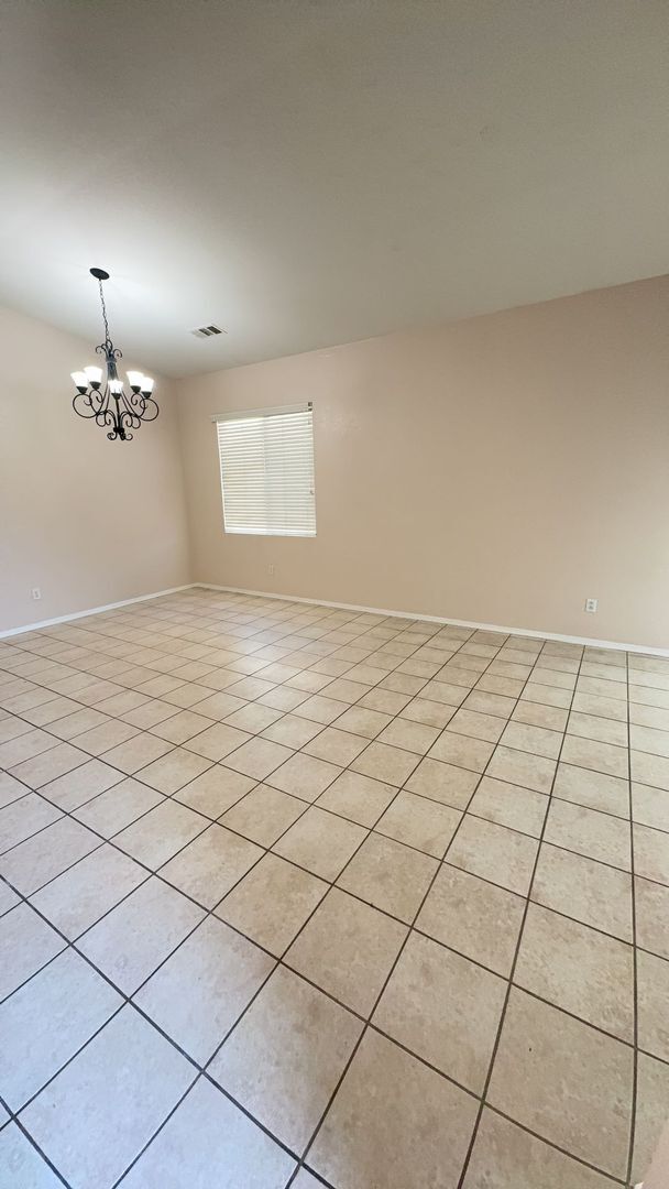 Building Photo - 3 BEDROOM VICTORVILLE HOME