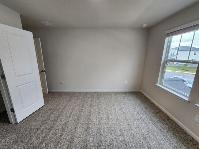 Building Photo - 235 Vly Oak Dr