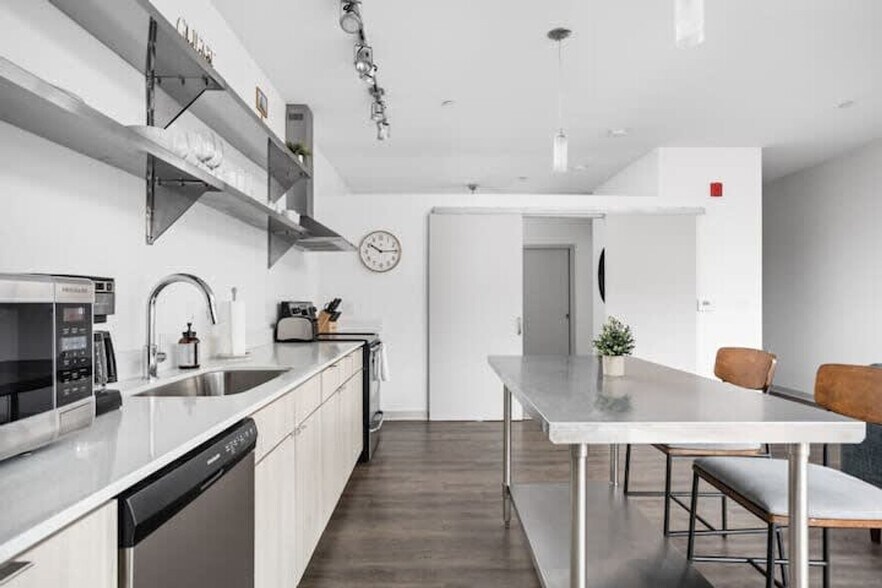 Building Photo - 747 N College Ave