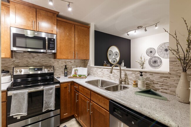 Building Photo - 1671 E Greenbriar Dr