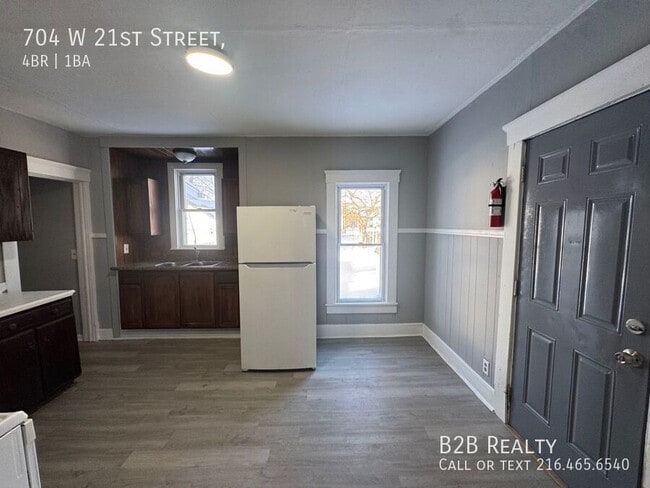 Building Photo - 704 W 21st St