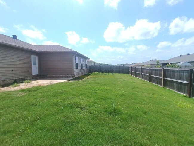 Building Photo - Modern 4Bed/2Bath house with fenced backyard and garage