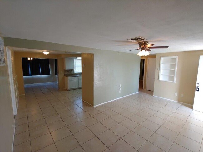 Building Photo - 2/1/1 with BONUS ROOM, 1000 Sq. Ft. with custom tile in bathroom & renovated kitchen!!