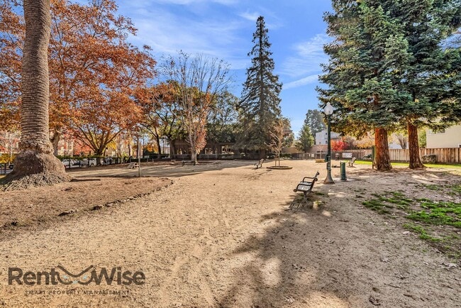 Building Photo - 734 Chestnut St