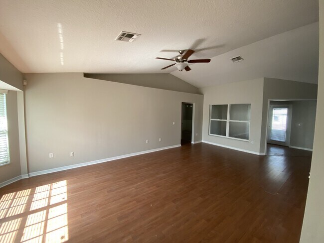 Building Photo - South Lakeland Home!