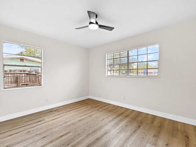 Building Photo - SECTION 8 ACCEPTED! Spacious Updated Home in St. Petersburg with a Large Backyard - 4bed | 2bed