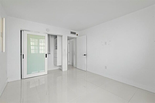 Building Photo - 2801 NE 183rd St