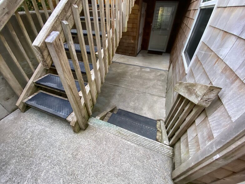2 sets of 2 sets each to reach the entry - 425 SE Shell Ave