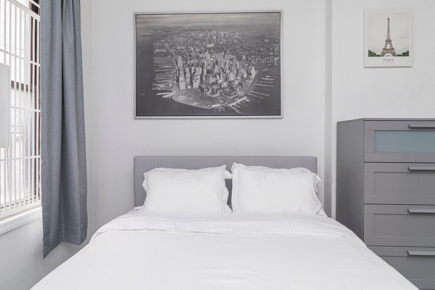 Building Photo - 131 E 94th St