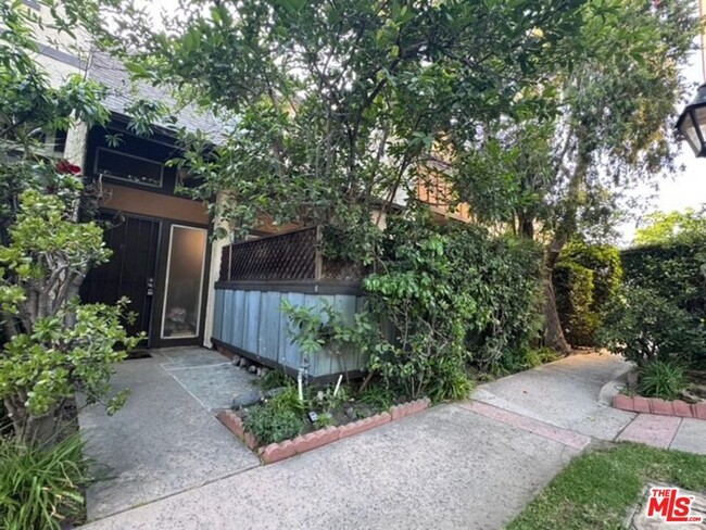 Building Photo - 13609 Valerio St