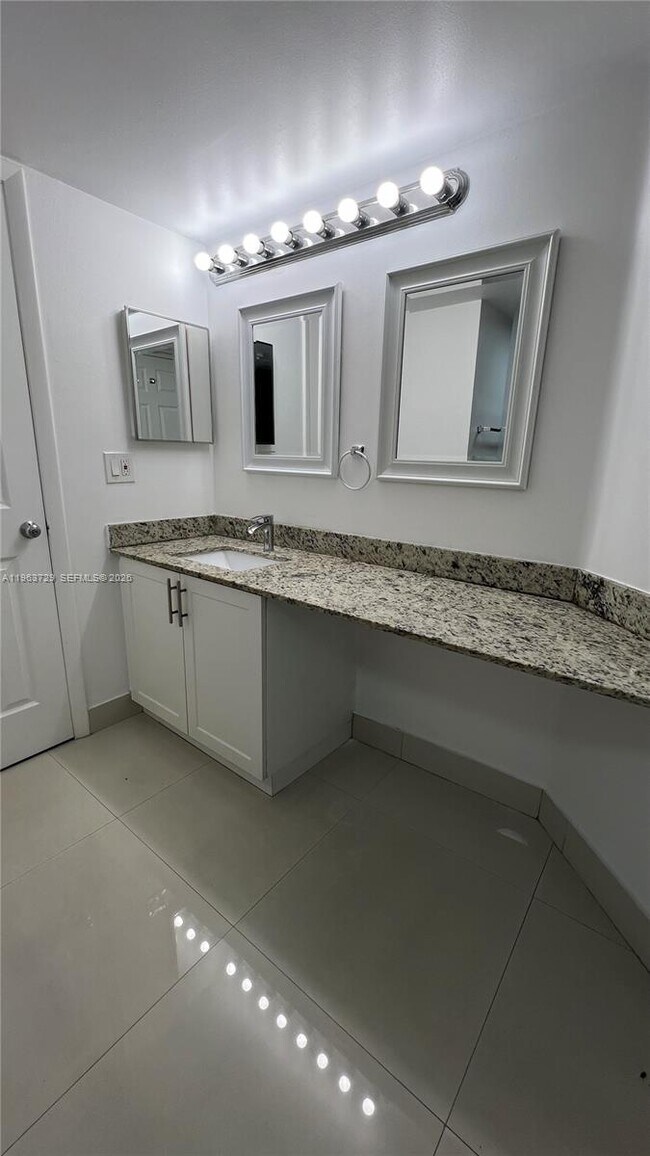 Building Photo - 2810 N Oakland Forest Dr