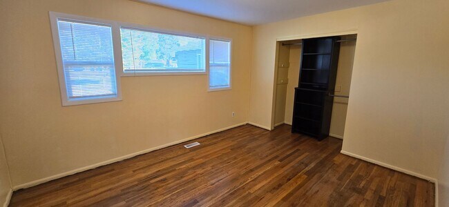 Building Photo - Stunning 4-bedroom 2 bath home
