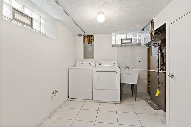 Building Photo - 4909 N Orange Ave