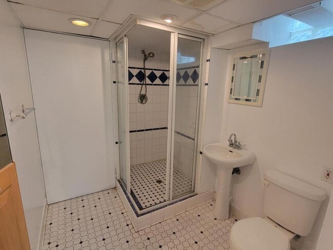 Building Photo - 13568 Norborne Ave