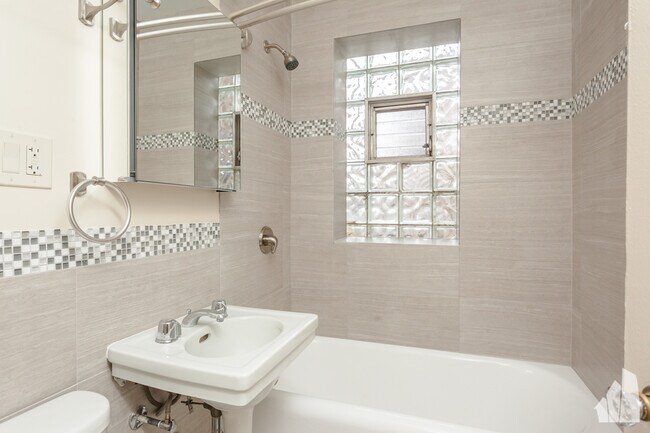 Building Photo - 1824 N Lincoln Park W