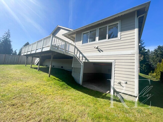 Building Photo - Fantastic Private Lakefront Rambler