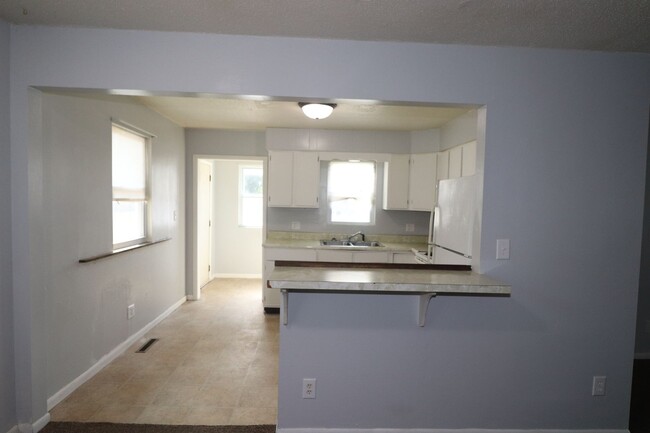 Building Photo - Spacious duplex for rent!