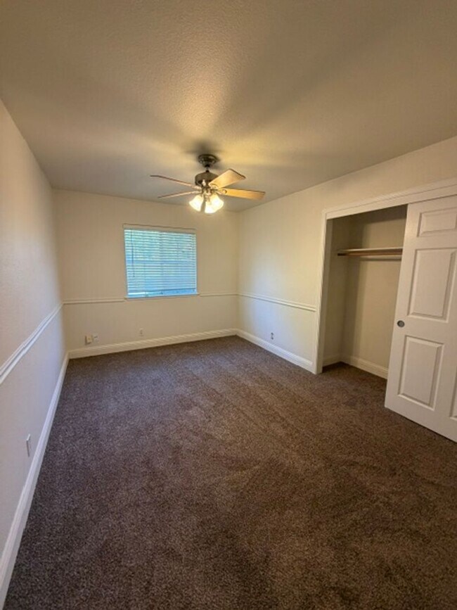 Building Photo - Beautiful Freshly Painted 3 Bedroom and 2 Bathroom Home in Carmichael $2,995.00 + Water