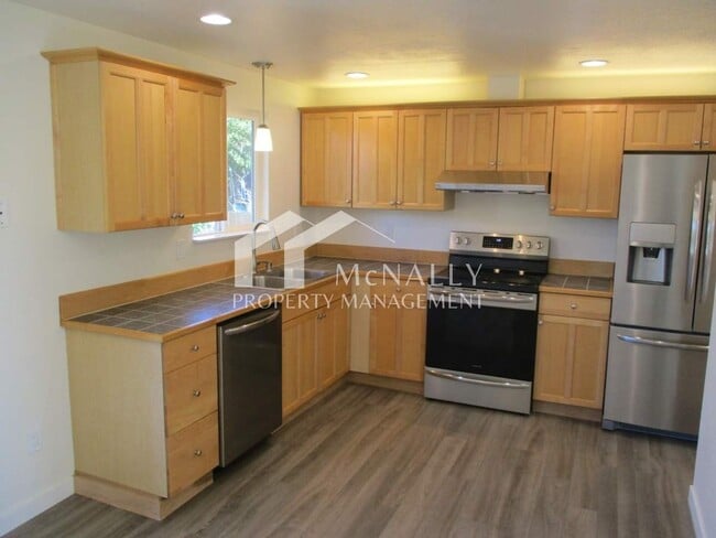 Building Photo - 4 Bedroom, 1.75 Bathroom Home in North Tacoma