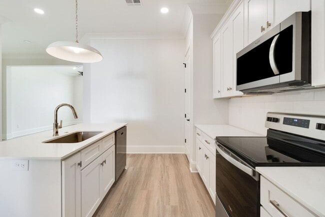 Building Photo - Brand New Upscale Single Story Townhome with private office