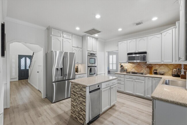 Building Photo - 4704 Broadmoor Dr