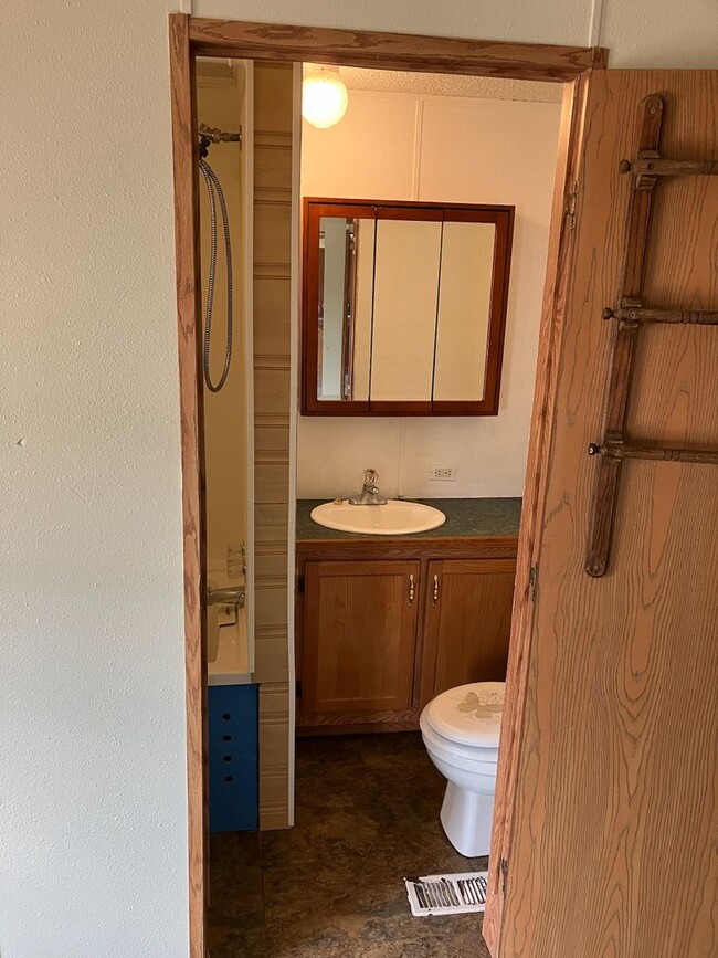 Building Photo - 3 bed, 2 bath Trailer house with outer sto...