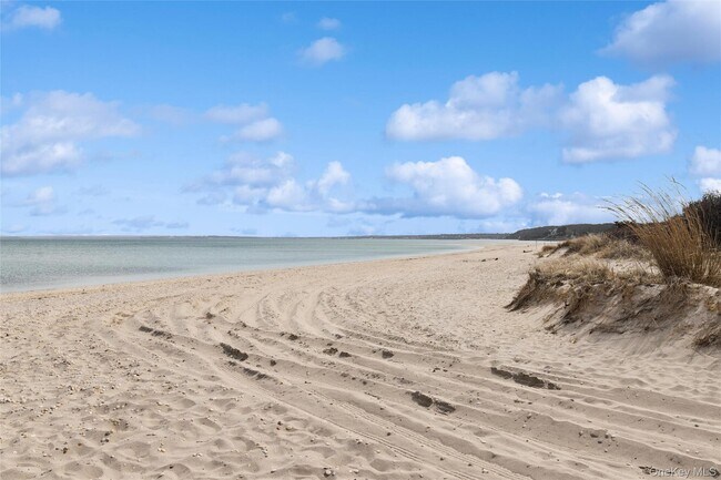 Building Photo - 6 W Landing Rd