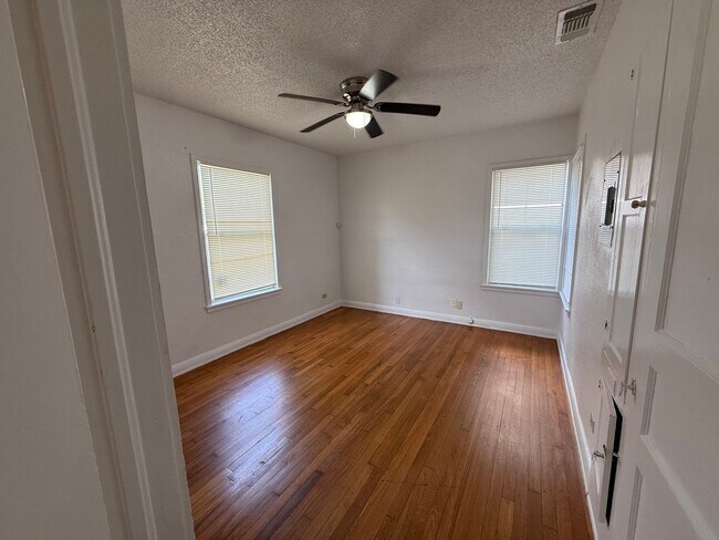 Building Photo - Charming 3BR Home w/ Hardwood Floors, Large Kitchen & Private Fenced Yard