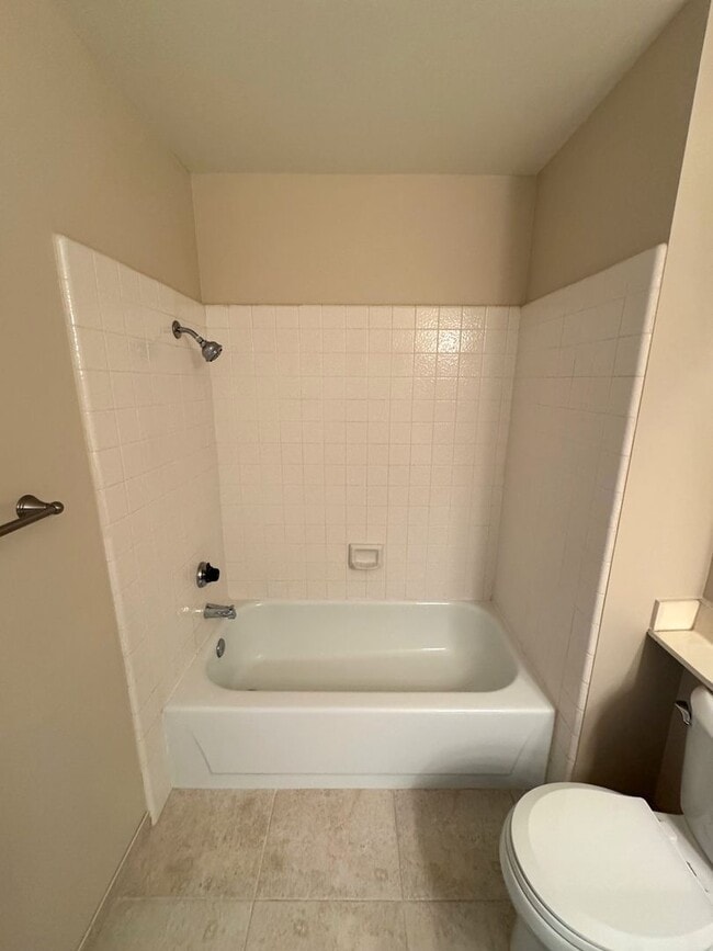 Building Photo - Townhome-Style 2BR/2.5BA + Loft | East Ventura (Beacon Court Community)