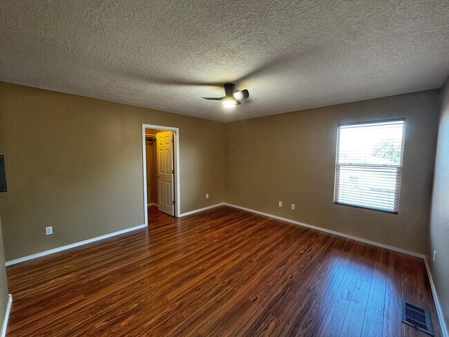 Building Photo - 923 Telstar Loop NW