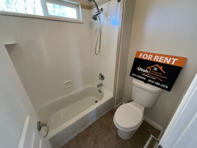 Building Photo - 6 bedroom 3 1/2 bathrooms 2 car garage Lar...