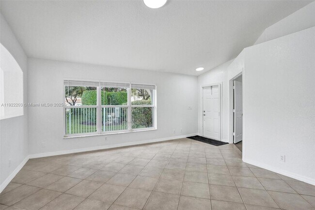 Building Photo - 6305 Willoughby Cir