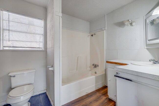 Building Photo - 901 N Howeth St